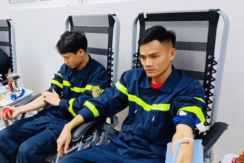 Hai cán bộ, chiến sĩ Công an tỉnh Thanh Hoá kịp thời hiến máu cứu cụ ông qua cơn nguy kịch