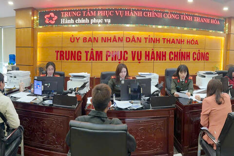 Người dân hài lòng khi được lực lượng Công an hướng dẫn thủ tục cấp Phiếu lý lịch tư pháp