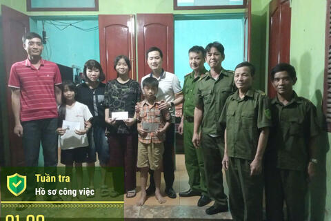 Công an thị trấn Thiệu Hóa thăm, tặng quà cho gia đình có hoàn cảnh khó khăn
