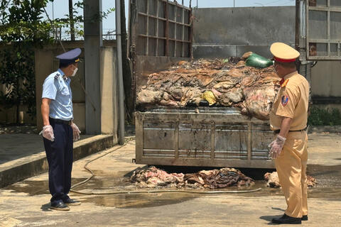 Bắt giữ và tiêu hủy gần 5 tấn thực phẩm không rõ nguồn gốc
