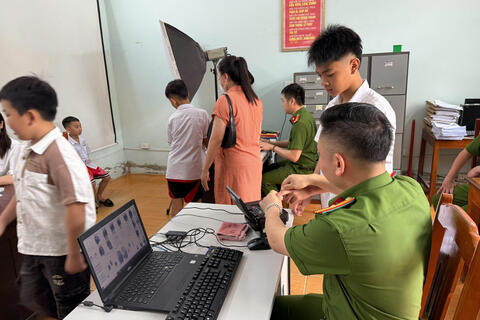 “Tăng tốc” hỗ người người dân kích hoạt tài khoản định danh điện tử mức độ 2