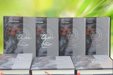 Công an Thanh Hoá: Tiếp nhận 100 cuốn truyện ký “Người vào tâm bão”