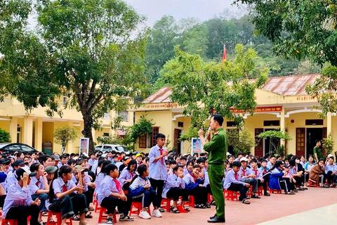 Lực lượng Công an đồng hành cùng học sinh trong hành trình hiểu biết pháp luật và kỹ năng sống