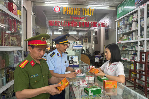Đấu tranh quyết liệt với tình trạng buôn lậu, hàng giả, hàng kém chất lượng