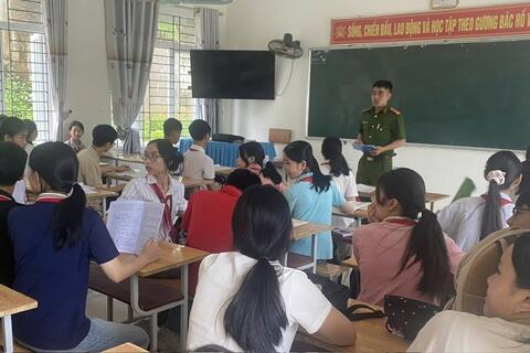 Công an thị trấn Thường Xuân tổng kiểm tra, rà soát  việc sử dụng hung khí trong học đường