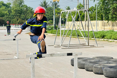 Đội tuyển Công an tỉnh Thanh Hóa tập luyện giữa trời nắng nóng, nỗ lực cho Vòng chung kết Hội thi Thể thao nghiệp vụ chữa cháy