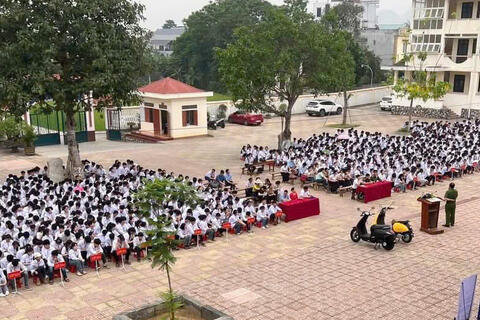 Công an thị trấn Phong Sơn phối hợp tuyên truyền pháp luật và kỹ năng sống cho hơn 1.500 học sinh