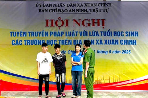 Công an xã Xuân Chinh tuyên truyền pháp luật cho học sinh