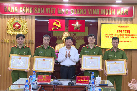 Biểu dương, khen thưởng các tập thể, cá nhân có  thành tích xuất sắc trong đấu tranh phòng, chống tội phạm