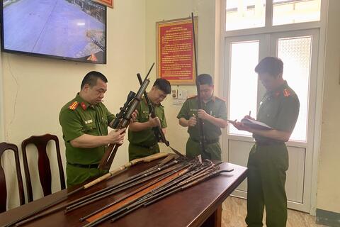 Công an xã Trung Sơn tuyên truyền,  thu hồi vũ khí trong Nhân dân