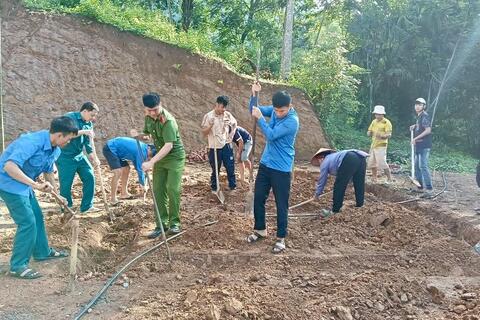 Công an xã Trung Tiến giúp dân xóa nhà tạm, nhà dột nát