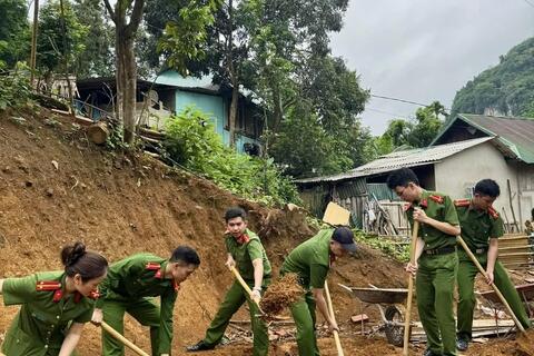Công an thị trấn Hồi Xuân tích cực xóa nhà tạm, nhà dột nát trên địa bàn