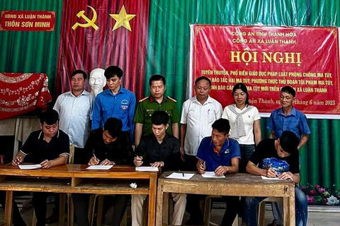 Công an xã Luận Thành tuyên truyền pháp luật  về phòng, chống ma túy