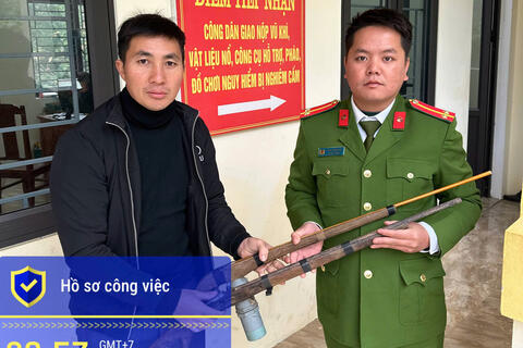 Nhân dân 2 xã Pù Nhi, Nhi Sơn tự giác giao nộp 57 khẩu súng săn, súng tự chế