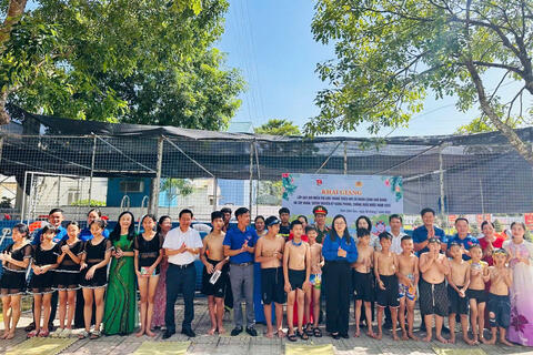 Dạy bơi miễn phí cho thiếu nhi có hoàn cảnh khó khăn