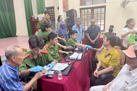 Căng mình dưới nắng nóng thu nhận mẫu ADN của thân nhân liệt sĩ