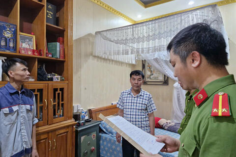 Cơ quan Cảnh sát điều tra Công an tỉnh Thanh Hoá triệu tập, khám xét nơi ở của 4 đối tượng có liên quan đến đường dây tổ chức đánh bạc, đánh bạc