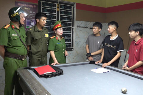 Công an phường Nam Sầm Sơn tuần tra đêm  với tinh thần “bám cơ sở - giữ bình yên - vì Nhân dân phục vụ”