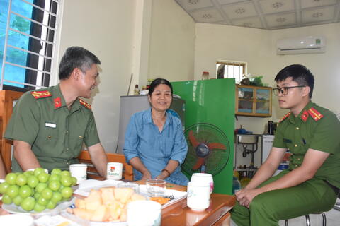 Thăm, tặng quà và thắp hương tri ân các đồng chí nguyên Phó Giám đốc Công an tỉnh