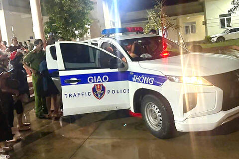 Cảnh sát giao thông Công an Thanh Hóa kịp thời đưa người dân đi cấp cứu