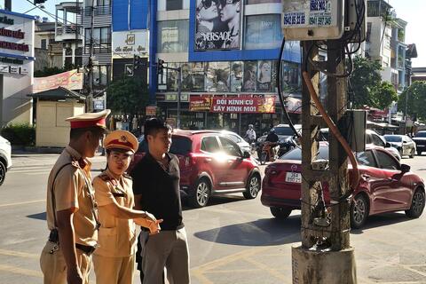 Tồn tại nhiều vị trí có cột điện nằm trên lòng lề đường, gây cản trở và tiềm ẩn nhiều nguy hiểm cho người tham gia giao thông