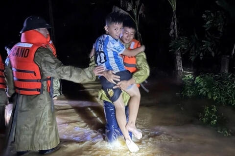 Lũ lớn, báo động trên hàng loạt các sông, lực lượng Công an xuyên đêm di dời dân đến nơi an toàn
