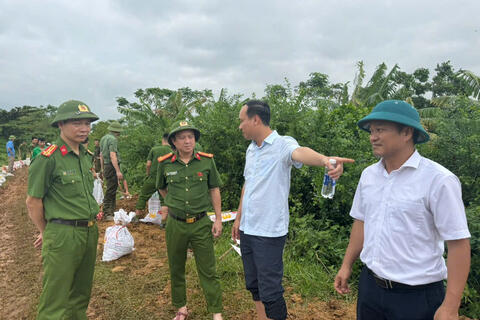 Lãnh đạo Công an tỉnh kiểm tra công tác khắc phục hậu quả bão số 5 tại xã Ba Đình và Hoa Lộc