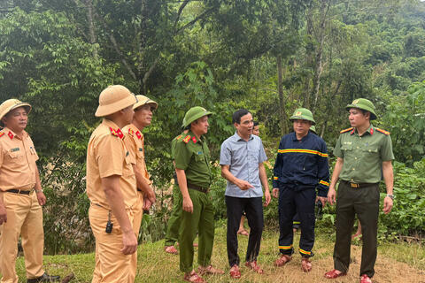 Lực lượng Cảnh sát giao thông cắm chốt, phân luồng tại nhiều điểm sạt lở trên Quốc lộ 47