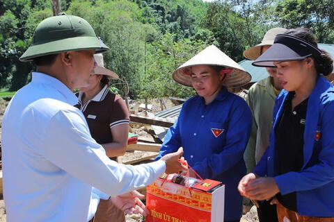 Bí thư Tỉnh ủy Nguyễn Doãn Anh kiểm tra công tác khắc phục hậu quả bão lũ và chuẩn bị năm học mới tại 2 xã Yên Nhân, Bát Mọt