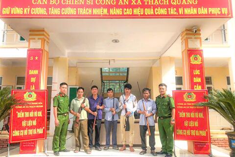 Công an xã Thạch Quảng “đi từng ngõ, gõ từng nhà, rà từng người” để tuyên truyền, vận động thu hồi vũ khí, vật liệu nổ, công cụ hỗ trợ