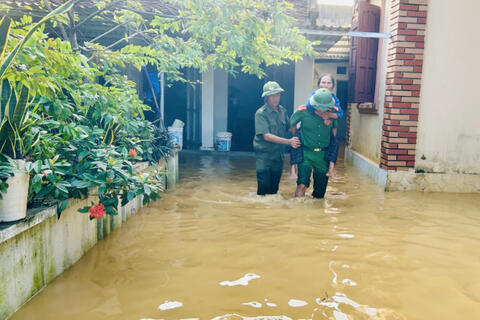Công an xã Định Hoà hỗ trợ Nhân dân ứng phó với lũ lụt trên sông Cầu Chày