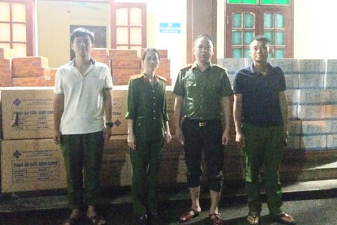 Khẩn trương vận chuyển nhu yếu phẩm và thực phẩm cho bà con vùng lũ lụt