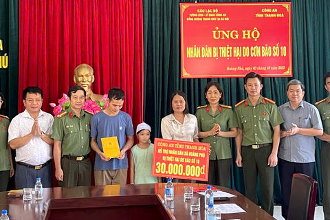 Thăm, hỗ trợ Nhân dân chịu thiệt hại do bão số 10 tại xã Hoằng Phú