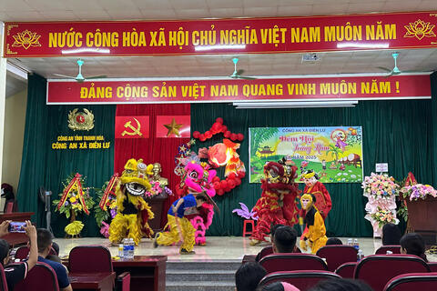 Vui đón Trung thu - sẻ chia yêu thương cho trẻ sau bão lũ