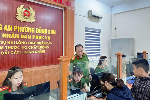 Công an phường Đông Sơn hoàn thành 100% chỉ tiêu thu nhận hồ sơ cấp Thẻ căn cước và tài khoản định danh điện tử mức độ 2