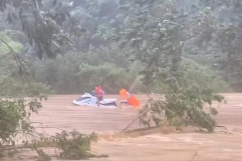 Giây phút sinh tử của 2 chiến sĩ Công an cứu người giữa dòng lũ dữ