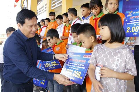 Trao 50 suất học bổng hỗ trợ học sinh vùng lũ lụt ở xã Nông Cống, Thanh Hóa