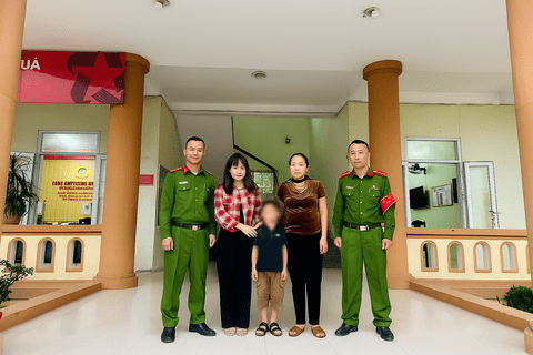 Công an phường Đào Duy Từ nhanh chóng tìm kiếm được cháu nhỏ bị lạc