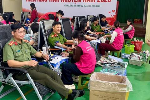 Hiến máu tình nguyện - trao giọt hồng, gửi yêu thương