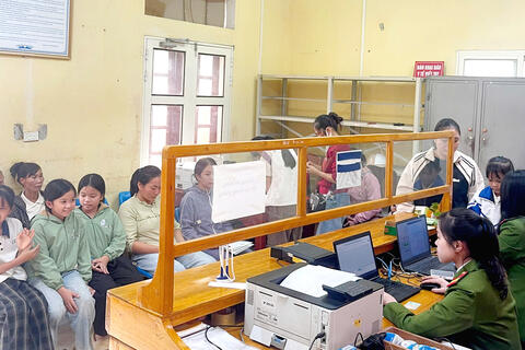 Quyết tâm hoàn thành chỉ tiêu đợt cao điểm 15 ngày cấp Thẻ căn cước  và hướng dẫn đăng ký tài khoản định danh điện tử