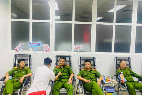 Cán bộ Công an xã Hoằng Phú hiến máu cứu người bệnh nguy kịch