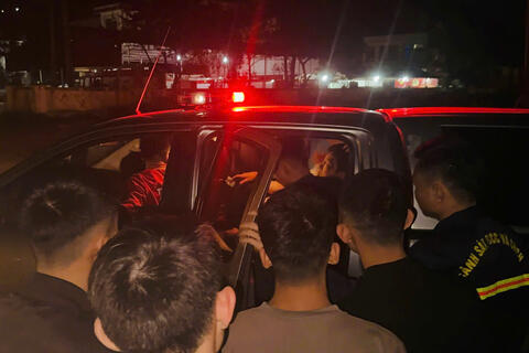 Sử dụng xe chỉ huy chữa cháy đưa nạn nhân tai nạn giao thông đi cấp cứu