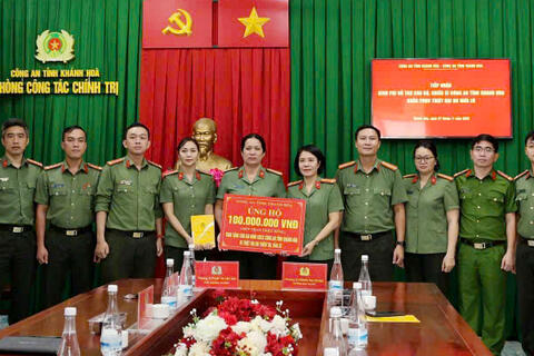 Công an tỉnh Thanh Hóa trao hơn 750 triệu đồng; hơn 3 nghìn bộ quần áo và chăn ấm hỗ trợ các tỉnh miền Trung, Tây Nguyên khắc phục hậu quả thiên tai