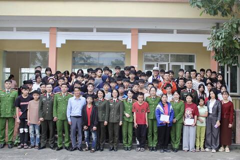 Công an tỉnh trao quà cho học sinh khuyết tật có hoàn cảnh khó khăn