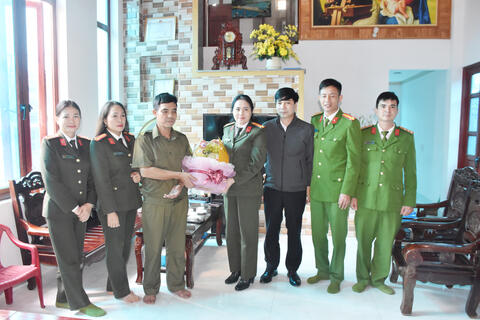 Thăm hỏi, động viên Tổ trưởng tổ an ninh, trật tự bị thương khi làm nhiệm vụ