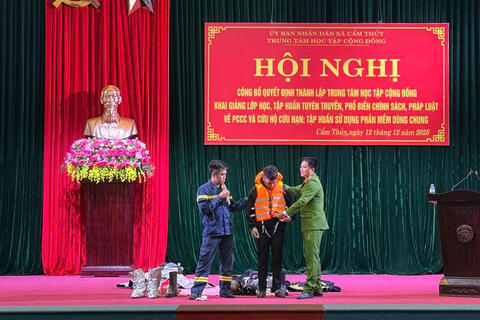 UBND xã Cẩm Thủy công bố Quyết định thành lập Trung tâm học tập cộng đồng