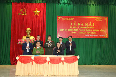 Xã Lam Sơn ra mắt mô hình "Tổ an ninh công nhân" và ký kết chương trình phồi hợp bảo đảm an ninh, trật tự