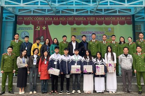Công an xã Hợp Tiến phối hợp tuyên truyền pháp luật cho học sinh