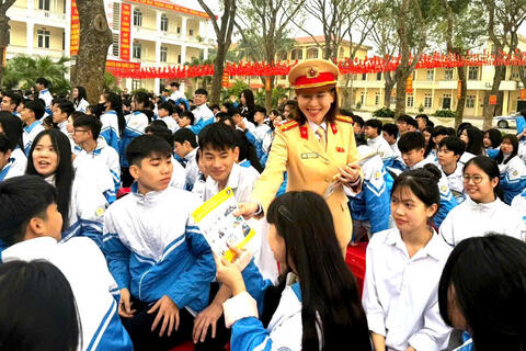 Tuyên truyền, tập huấn kỹ năng lái xe gắn máy an toàn cho học sinh