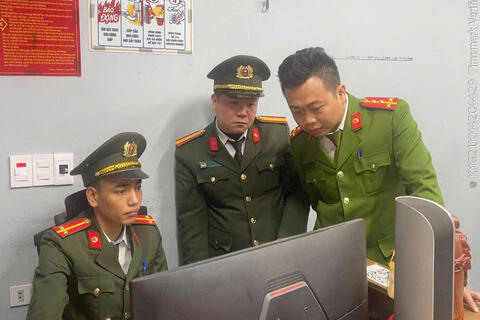 Công an phường Đông Sơn tăng cường kiểm tra, tuyên truyền pháp luật đối với các cơ sở kinh doanh dịch vụ Internet